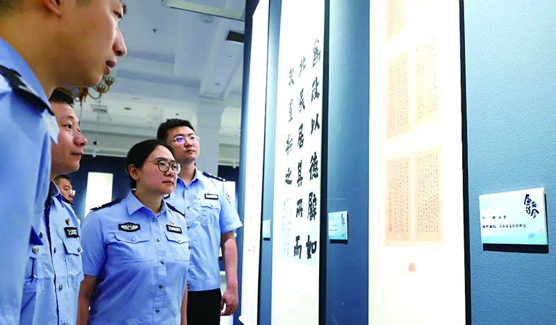 頭題圖，民警們認(rèn)真觀看書法作品。馬立夫 攝