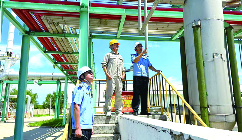 執(zhí)法人員現(xiàn)場檢測儲罐是否泄露(邊欄)