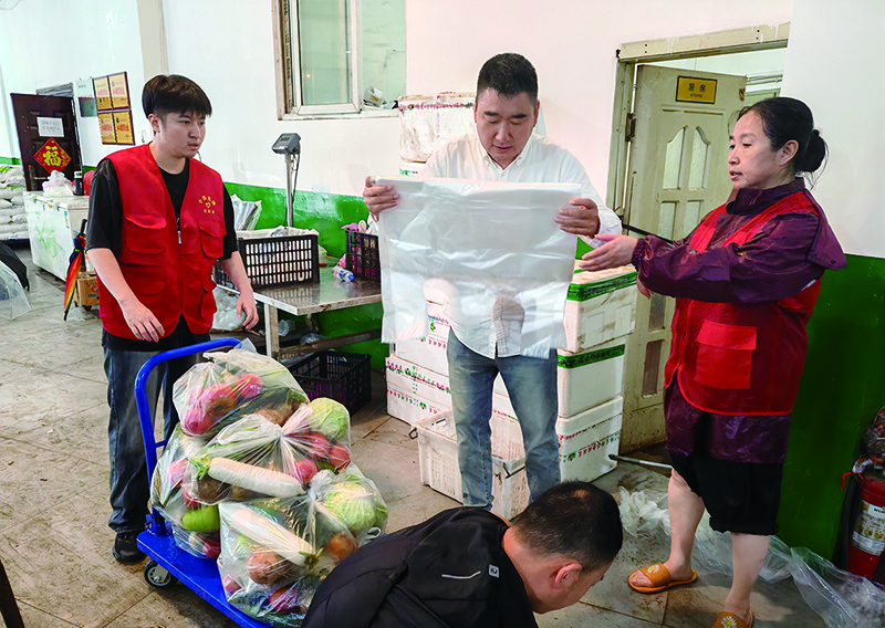 進(jìn)入汛期，為了解決部分困難家庭雨期買菜難題，社區(qū)聯(lián)系黨建共建單位，為居民準(zhǔn)備了蔬菜包。