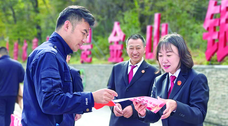 法庭干警在景區(qū)進行普法宣傳