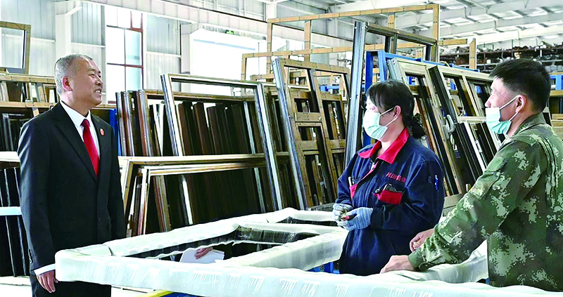 頭題圖1，庭長張振東走進轄區(qū)企業(yè)