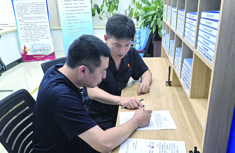 頭題圖，導(dǎo)訴員佟浩正在指導(dǎo)劉某填寫要素式起訴狀