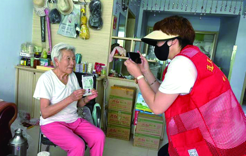 蓬萊社區(qū)網(wǎng)格員上門為居民楊奶奶辦理業(yè)務(wù)