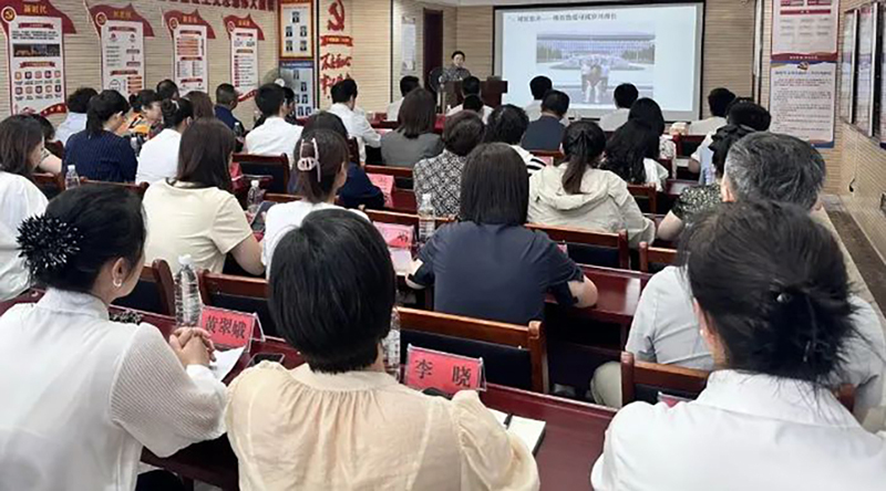 7月15日，大連市委社會(huì)工作部會(huì)同遼寧師范大學(xué)心理學(xué)院、大連市心理學(xué)會(huì)，面向“心理咨詢師進(jìn)社區(qū)”試點(diǎn)社區(qū)書(shū)記現(xiàn)場(chǎng)授課。