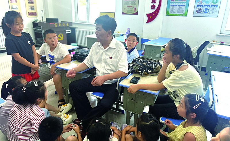 頭題圖，孩子們圍著劉波律師咨詢法律問題。本報記者孟浩攝