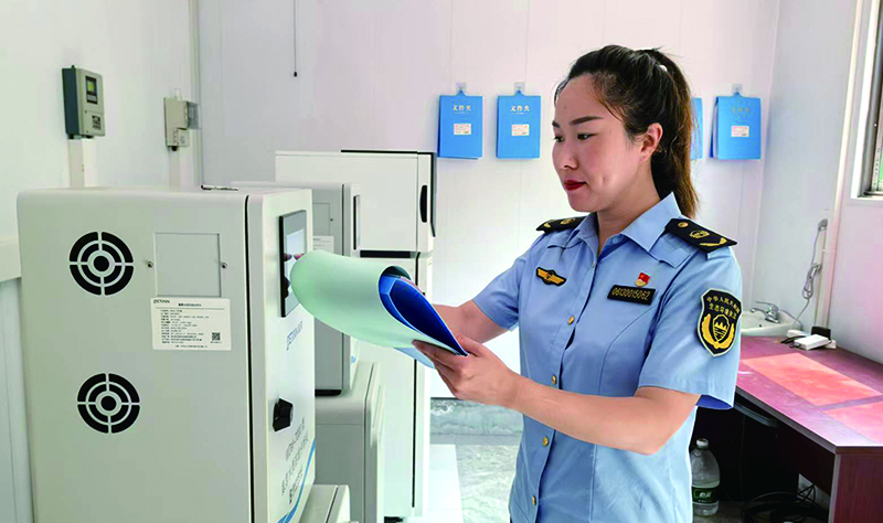 孫媛媛在轄區(qū)企業(yè)污染源在線監(jiān)測站房檢查在線監(jiān)測設(shè)備運(yùn)行情況