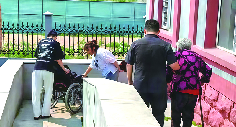頭題圖，法庭為老人提供輪椅接送暖心服務(wù)