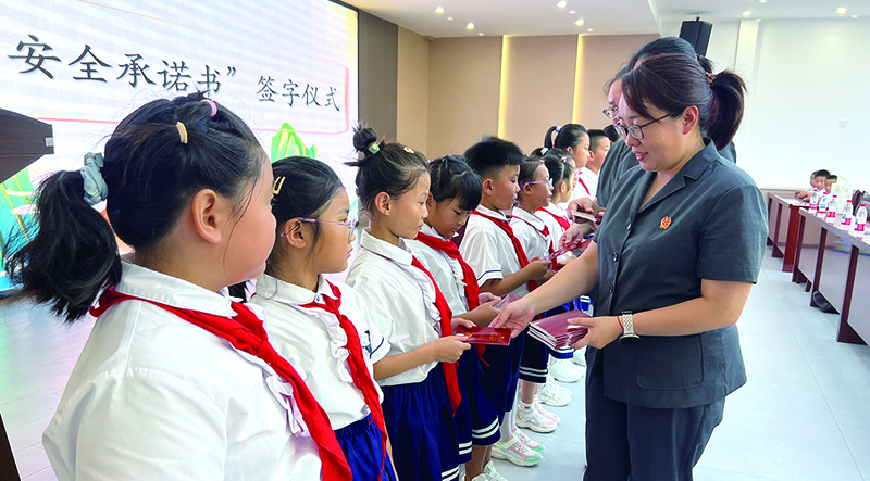 法官為同學(xué)們發(fā)放“法律護(hù)照”