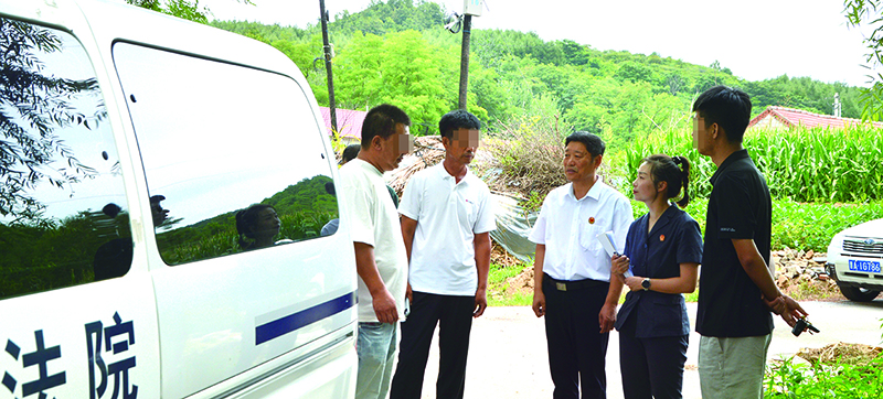 哈達碑法庭負(fù)責(zé)人吳迪（右二）、特邀調(diào)解員文需雁（右三）正在現(xiàn)場了解情況 其他均為當(dāng)事人，請馬賽克??！