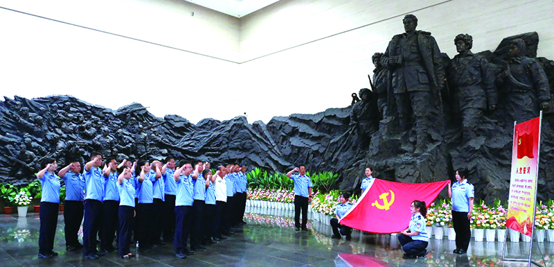 凌源第一監(jiān)獄全體黨員高舉右拳重溫入黨誓詞。