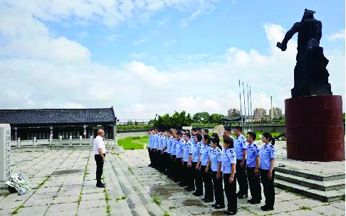 營(yíng)口監(jiān)獄青年民警在營(yíng)口西炮臺(tái)愛國(guó)主義教育基地參觀學(xué)習(xí)。