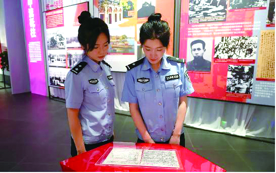 撫順第二監(jiān)獄民警參觀“豐碑——中國(guó)共產(chǎn)黨領(lǐng)導(dǎo)東北抗戰(zhàn)的歷史貢獻(xiàn)主題展”。