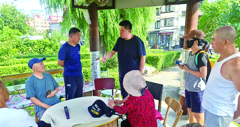 長春街道黨工委書記邱勃霖在暢言亭對居民反映的意見進(jìn)行統(tǒng)一解答