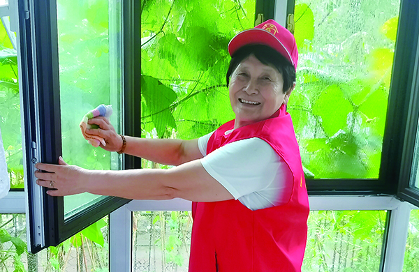 雷鋒代辦站站長王淑芬上門服務(wù)群眾