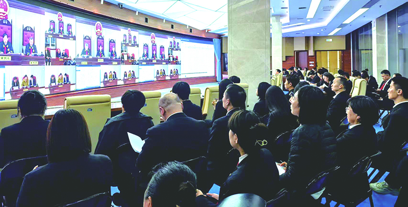 今年4月，鞍山中院審理一起商標(biāo)權(quán)轉(zhuǎn)讓合同糾紛案件，民事部類法官在審判管理中心同步觀摩