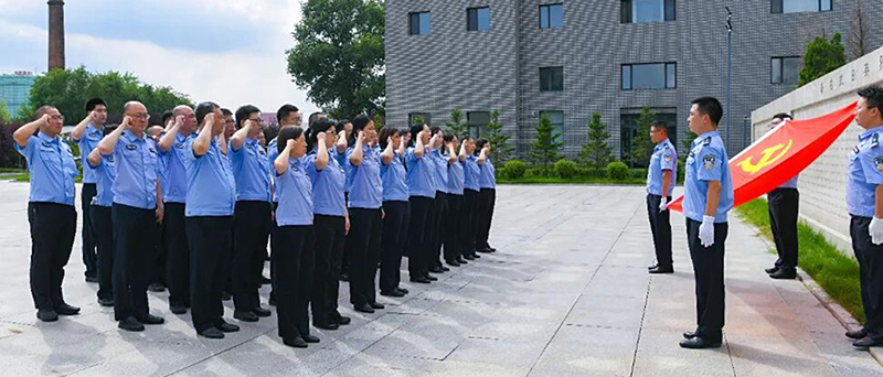 二題圖，黨員民警重溫入黨誓詞