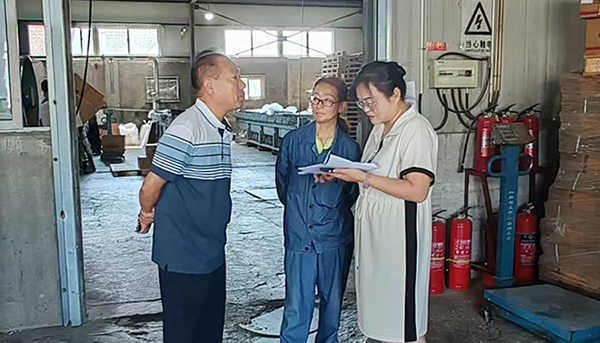 陳艷芳在撫順恒益石化有限公司了解情況并指導(dǎo)黨建工作