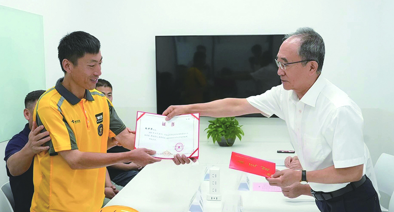 省見義勇為基金會(huì)有關(guān)領(lǐng)導(dǎo)將證書與慰問(wèn)金交到逆行火海救人的美團(tuán)騎手趙中華手中