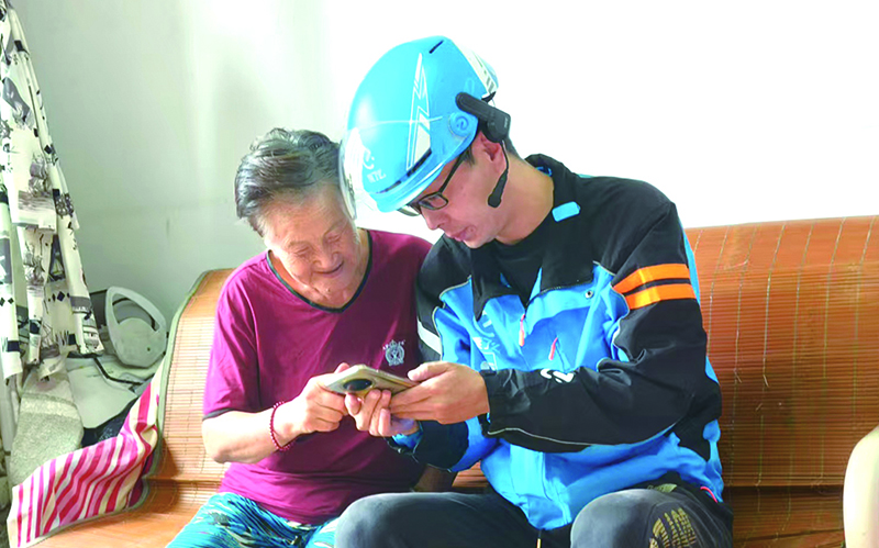 外賣騎手張羽上門幫助不會(huì)使用智能手機(jī)的獨(dú)居老人辦理線上養(yǎng)老保險(xiǎn)認(rèn)證