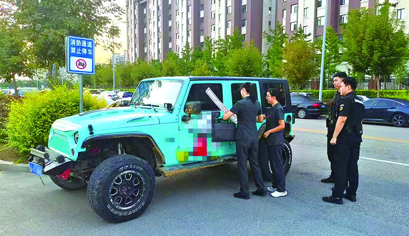 法院干警正在給被執(zhí)行人的車輛貼上封條