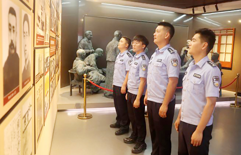 二題圖，民警們參觀東北抗日斗爭記憶的革命遺址。