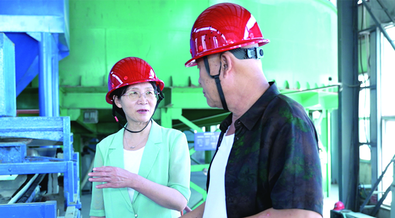 頭題圖，張亞東（左）深入企業(yè)，打通法律服務助企“最后一公里”