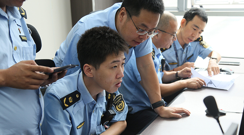 頭題圖1，參賽隊(duì)員分析溯源污染企業(yè)