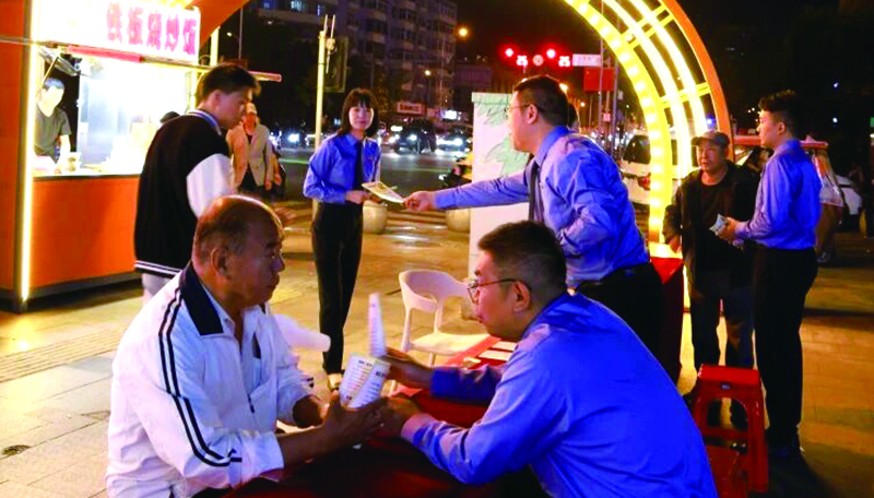 檢察官在現(xiàn)場普法