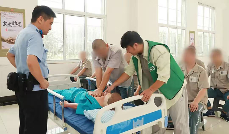 二題圖，營口監(jiān)獄罪犯進(jìn)行急救技能實(shí)操。
