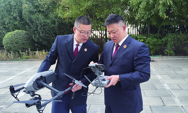 無(wú)人機(jī)駕駛員關(guān)毅(左)劉曉晨(右)在研討制定無(wú)人機(jī)飛行路線