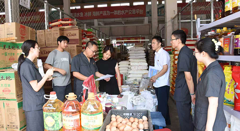 沈北法庭朱闖庭長(zhǎng)(左三)帶隊(duì)進(jìn)市場(chǎng)做普法工作