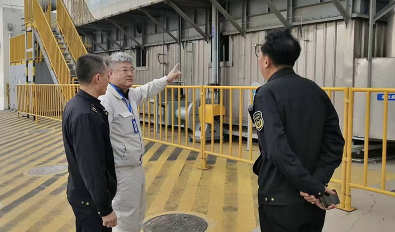 劉濤(中)對執(zhí)法過程提出監(jiān)督意見