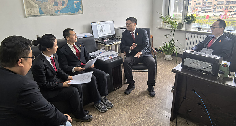 頭題圖，佟飛（右二）與執(zhí)行干警研討執(zhí)行攻堅方案