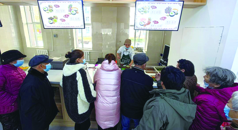 圖片1:居民在社區(qū)食堂解決一日三餐