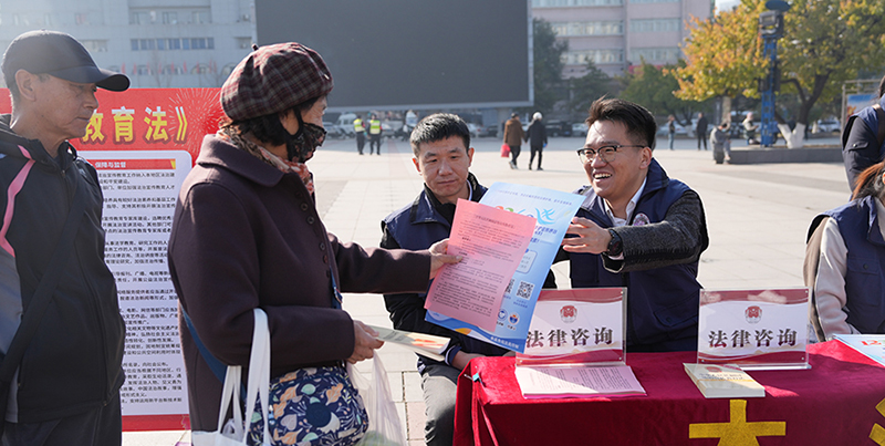 伴隨《中華人民共和國法治宣傳教育法》正式施行，連日來，本溪市開展了系列普法宣傳活動(dòng)。