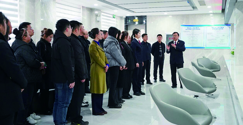 政法委員參觀服務(wù)大廳