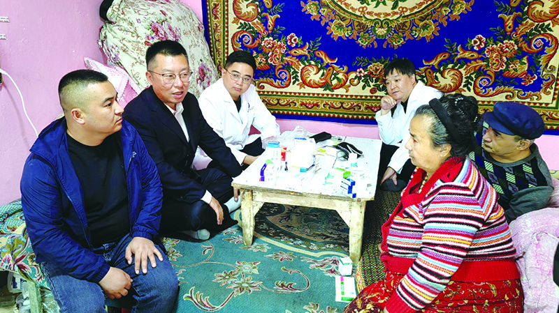 原飛(左二)等人慰問(wèn)少數(shù)民族貧困老人吾大叔