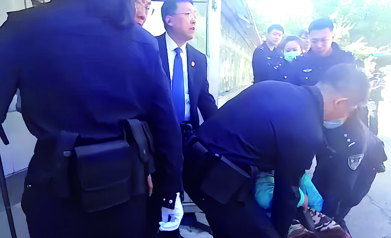 執(zhí)行干警按照法律流程，迅速堅(jiān)決開展強(qiáng)制騰遷行動(dòng)。