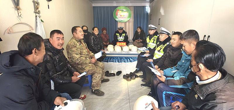 鐵嶺市公安局交通管理支隊(duì)宣傳大隊(duì)走進(jìn)村民家舉辦“炕頭學(xué)堂”