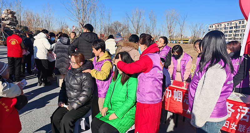 巾幗志愿者給現(xiàn)場群眾進行健康按摩