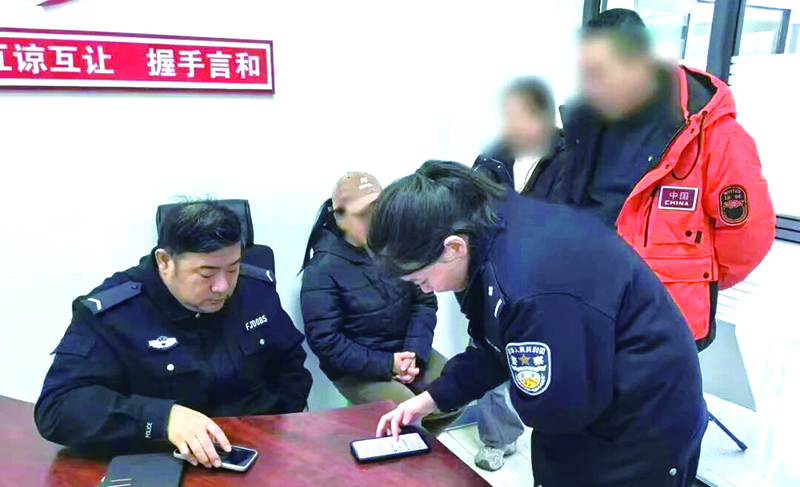 民警協(xié)助家長(zhǎng)與客服人員溝通