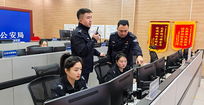 情報(bào)指揮中心值班人員在對(duì)話報(bào)警人同時(shí)尋找其定位