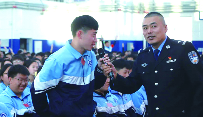 遼寧省沈陽未成年犯管教所民警在普法課現(xiàn)場與同學(xué)互動(dòng)