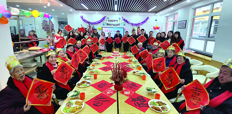 “鄰聚壽星 情滿多?！钡谝黄谏諘?huì)的幸福合影